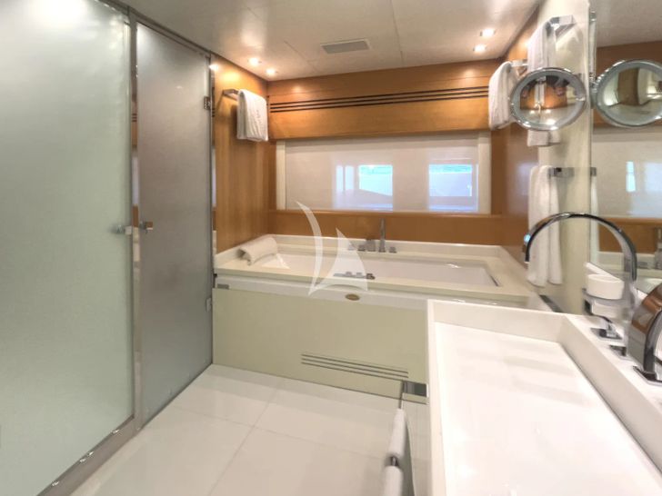 D'ONE D Leopard(Arno 46)- master cabin bathroom D'ONE D Leopard(Arno 46)- master cabin bathroom