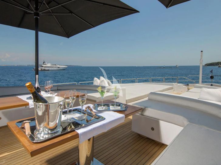 D'ONE D Leopard(Arno 46)- wine on the sundeck D'ONE D Leopard(Arno 46)- wine on the sundeck