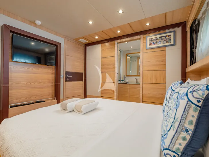 DON MICHELE C Boats 27m - VIP cabin 2 bed and TV DON MICHELE C Boats 27m - VIP cabin 2 bed and TV