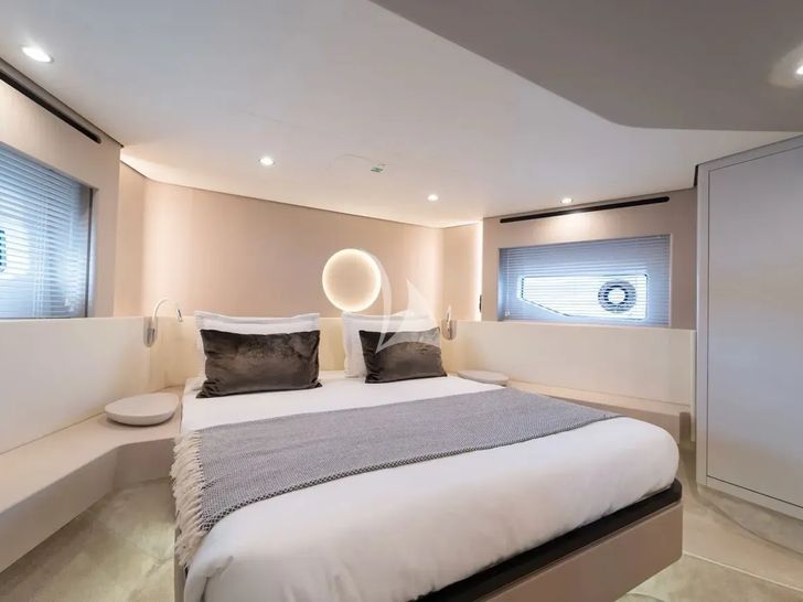 DONNA Azimut 68 Fly - VIP cabin DONNA Azimut 68 Fly - VIP cabin