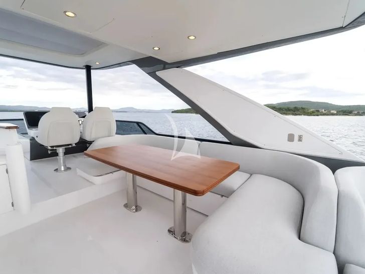 DONNA Azimut 68 Fly - flybridge seating DONNA Azimut 68 Fly - flybridge seating