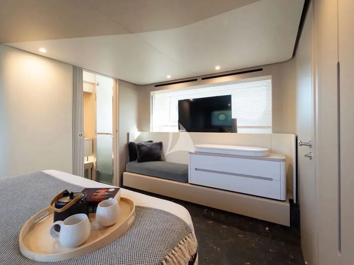 DONNA Azimut 68 Fly - master cabin seating DONNA Azimut 68 Fly - master cabin seating