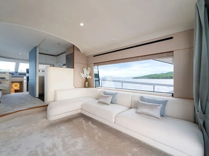 DONNA Azimut 68 Fly - saloon couch DONNA Azimut 68 Fly - saloon couch