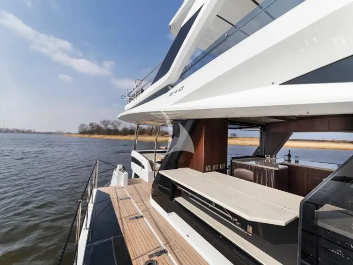 DON`T TELL MOM Galeon 640 - side bar close up DON`T TELL MOM Galeon 640 - side bar close up