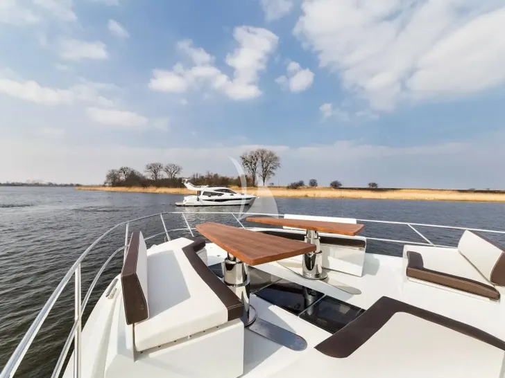 DON`T TELL MOM Galeon 640 - foredeck DON`T TELL MOM Galeon 640 - foredeck