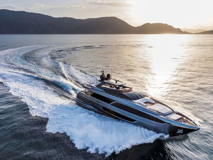 DON'T WORRY Riva Dolcevita 110 - cruising under the sunset DON'T WORRY Riva Dolcevita 110 - cruising under the sunset