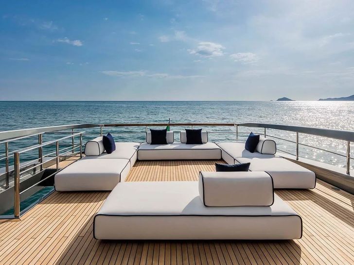 DON'T WORRY Riva Dolcevita 110 - flybridge sun beds DON'T WORRY Riva Dolcevita 110 - flybridge sun beds