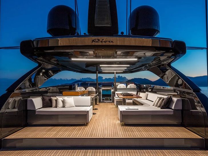 DON'T WORRY Riva Dolcevita 110 - flybridge DON'T WORRY Riva Dolcevita 110 - flybridge