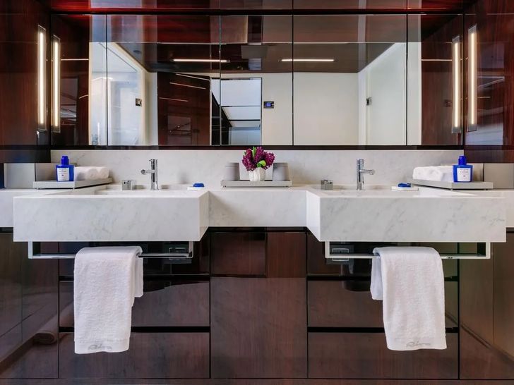 DON'T WORRY Riva Dolcevita 110 - master cabin bathroom DON'T WORRY Riva Dolcevita 110 - master cabin bathroom