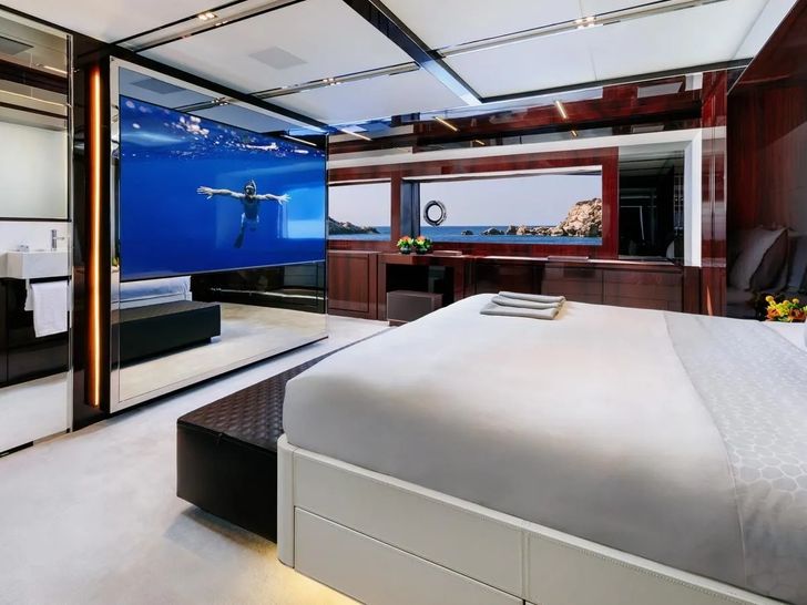 DON'T WORRY Riva Dolcevita 110 - master cabin bed and TV DON'T WORRY Riva Dolcevita 110 - master cabin bed and TV