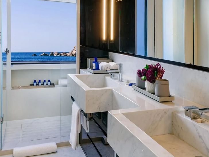 DON'T WORRY Riva Dolcevita 110 - master cabin lavatory DON'T WORRY Riva Dolcevita 110 - master cabin lavatory