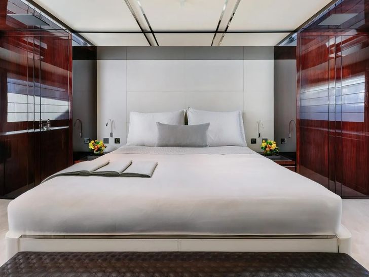 DON'T WORRY Riva Dolcevita 110 - master cabin DON'T WORRY Riva Dolcevita 110 - master cabin