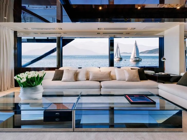 DON'T WORRY Riva Dolcevita 110 - saloon seating with glass windows at the back DON'T WORRY Riva Dolcevita 110 - saloon seating with glass windows at the back