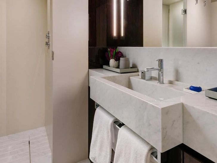 DON'T WORRY Riva Dolcevita 110 - twin cabin bathroom DON'T WORRY Riva Dolcevita 110 - twin cabin bathroom