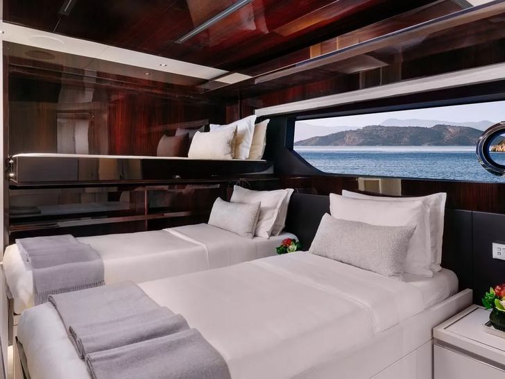 DON'T WORRY Riva Dolcevita 110 - twin cabin with Pullman DON'T WORRY Riva Dolcevita 110 - twin cabin with Pullman