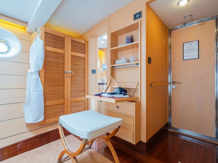 DOUCE FRANCE Alu Marine 42m - VIP cabin 1 study area DOUCE FRANCE Alu Marine 42m - VIP cabin 1 study area