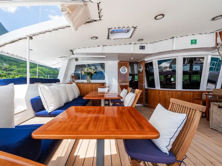 DOUCE FRANCE Alu Marine 42m - aft deck dining area DOUCE FRANCE Alu Marine 42m - aft deck dining area