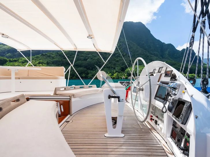 DOUCE FRANCE Alu Marine 42m - flybridge helm DOUCE FRANCE Alu Marine 42m - flybridge helm