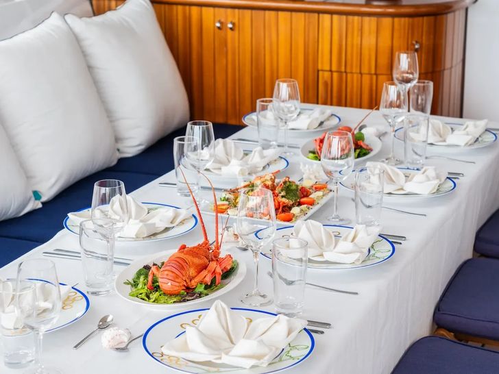 DOUCE FRANCE Alu Marine 42m - lobster dining DOUCE FRANCE Alu Marine 42m - lobster dining