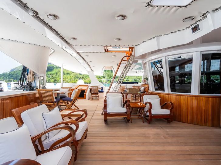 DOUCE FRANCE Alu Marine 42m - main deck seating area DOUCE FRANCE Alu Marine 42m - main deck seating area