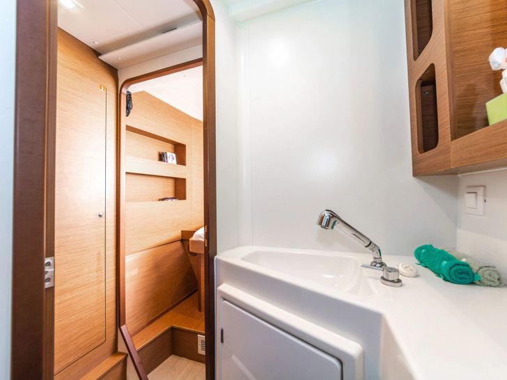 DREAM WATERS Lagoon 42 double cabin 1 bathroom