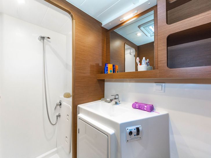 DREAM WATERS Lagoon 42 double cabin 1 shower DREAM WATERS Lagoon 42 double cabin 1 shower