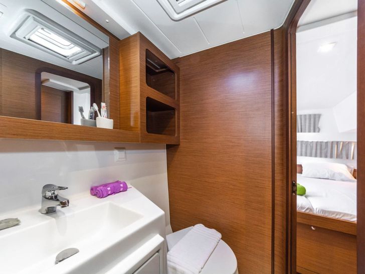 DREAM WATERS Lagoon 42 twin cabin bathroom