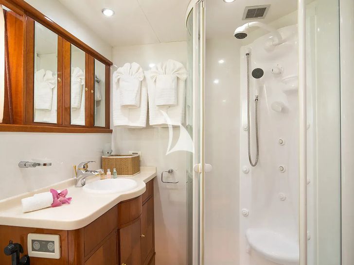 DREAM B Giant 99 - VIP cabin 2 bathroom DREAM B Giant 99 - VIP cabin 2 bathroom