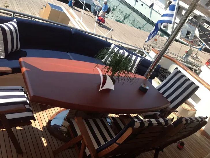 DREAM B Giant 99 - aft deck dining DREAM B Giant 99 - aft deck dining