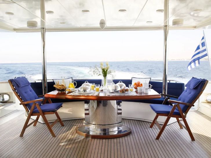DREAM B Giant 99 - aft deck DREAM B Giant 99 - aft deck