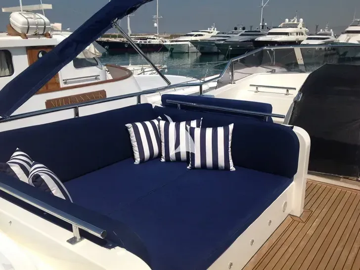 DREAM B Giant 99 - flybridge bronzing area DREAM B Giant 99 - flybridge bronzing area