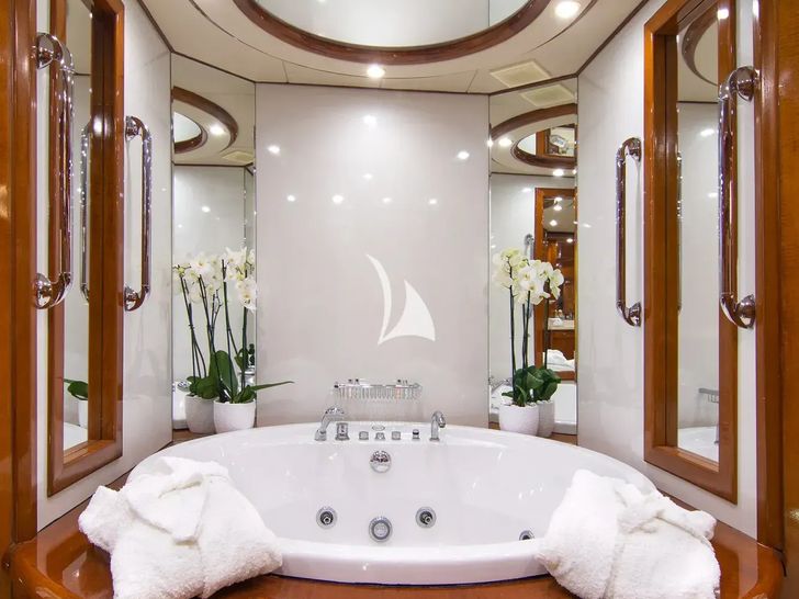 DREAM B Giant 99 - master cabin jacuzzi DREAM B Giant 99 - master cabin jacuzzi