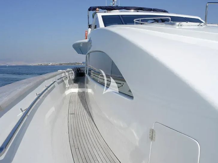 DREAM B Giant 99 - side walkway DREAM B Giant 99 - side walkway