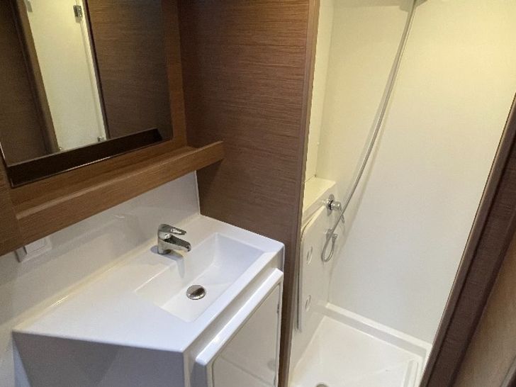 DOUBLE TROUBLE Lagoon 42 - cabin 2 bathroom DOUBLE TROUBLE Lagoon 42 - cabin 2 bathroom