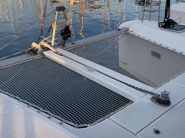 DOUBLE TROUBLE Lagoon 42 - foredeck net trampolines DOUBLE TROUBLE Lagoon 42 - foredeck net trampolines