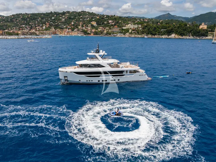 DULCE DE LECHE Blaundus B30 - anchored aerial shot with the jet ski DULCE DE LECHE Blaundus B30 - anchored aerial shot with the jet ski