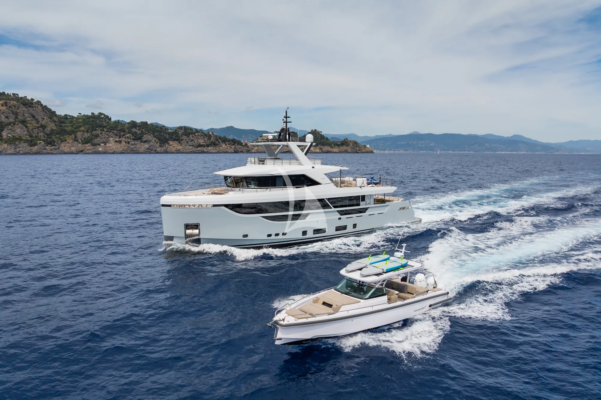 DULCE DE LECHE Blaundus B30 - cruising with the chase tender