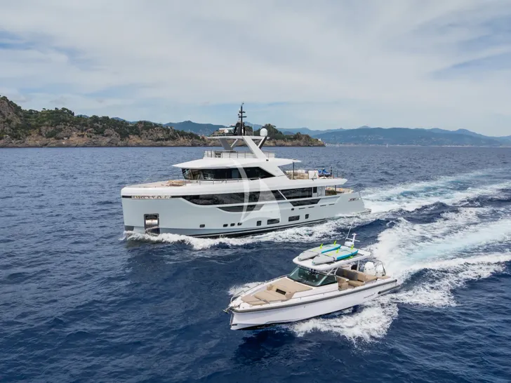 DULCE DE LECHE Blaundus B30 - cruising with the chase tender DULCE DE LECHE Blaundus B30 - cruising with the chase tender