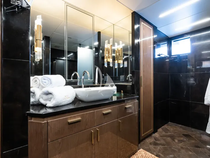 DULCE DE LECHE Blaundus B30 - master cabin bathroom DULCE DE LECHE Blaundus B30 - master cabin bathroom
