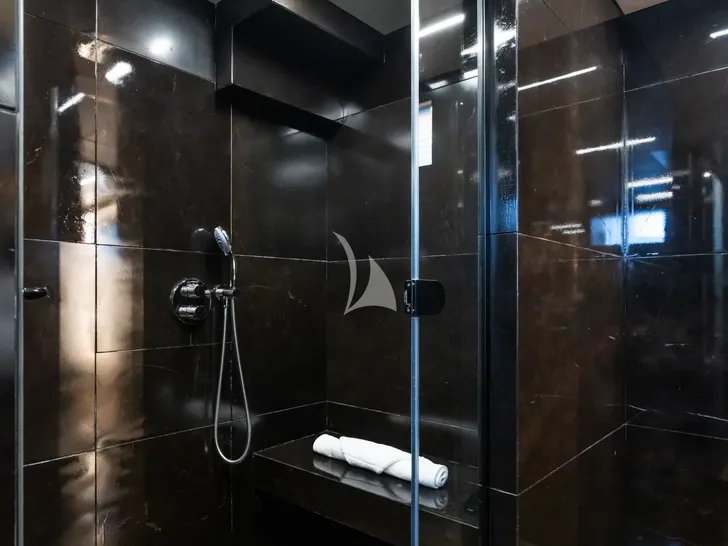 DULCE DE LECHE Blaundus B30 - master cabin shower DULCE DE LECHE Blaundus B30 - master cabin shower
