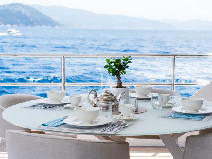 DULCE DE LECHE Blaundus B30 - sky deck alfresco dining area DULCE DE LECHE Blaundus B30 - sky deck alfresco dining area