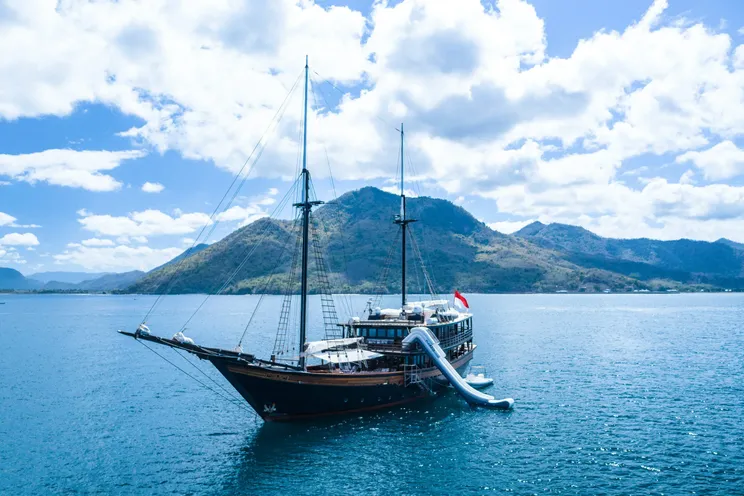 Charter Yacht DUNIA BARU - Phinisi 51m - 7 Cabins - Labuan Bajo - Komodo - Raja Ampat - Indonesia