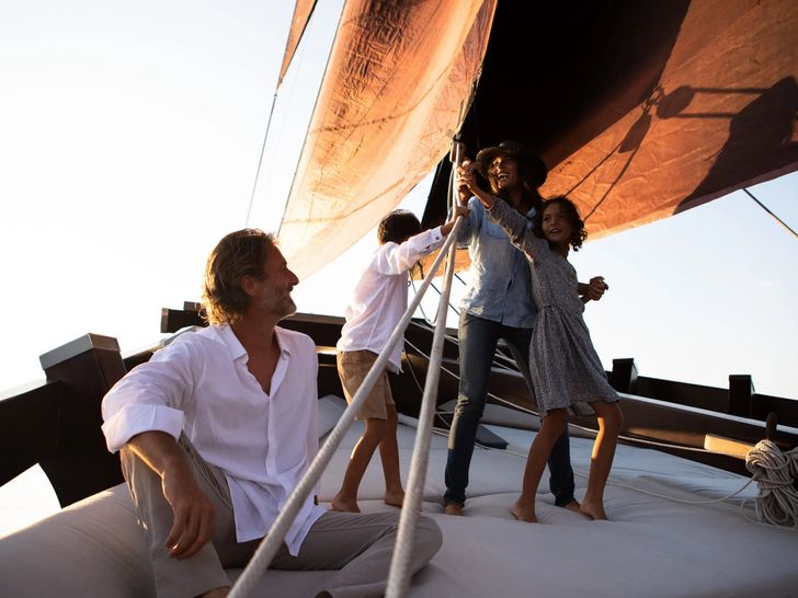 DUNIA BARU Phinisi 51m - foredeck bronzing area DUNIA BARU Phinisi 51m - foredeck bronzing area