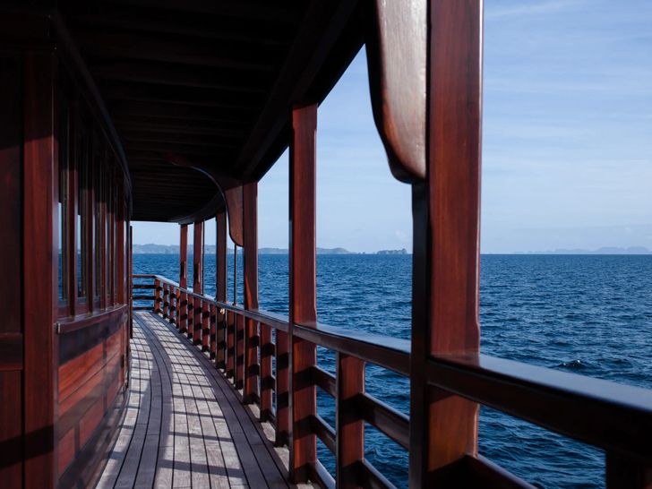 DUNIA BARU Phinisi 51m - side walkway DUNIA BARU Phinisi 51m - side walkway