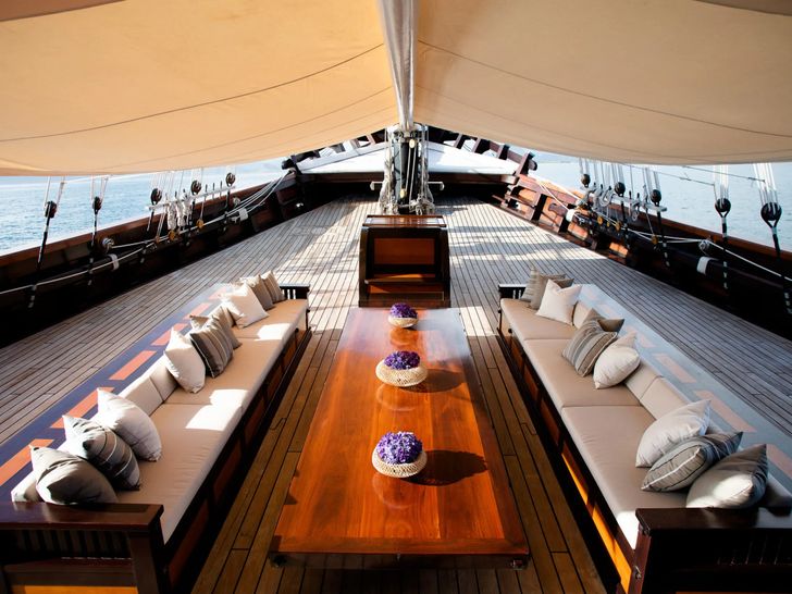 DUNIA BARU Phinisi 51m - upper deck alfresco dining area DUNIA BARU Phinisi 51m - upper deck alfresco dining area