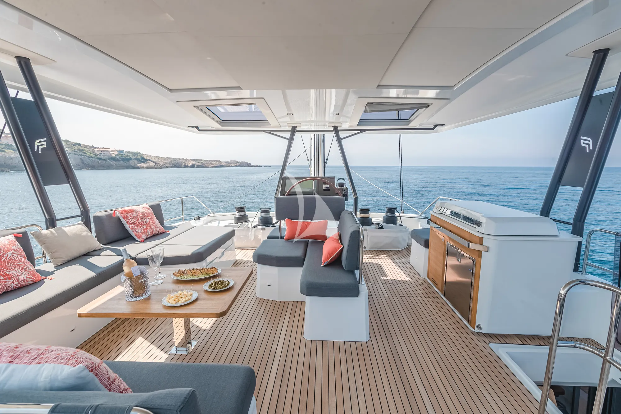 DOLCE VITA III Fountaine Pajot Samana 59 - flybridge dining lounge