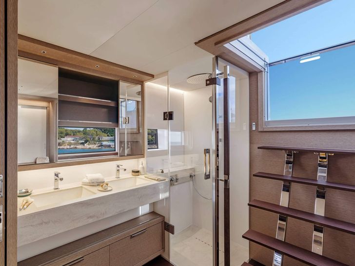 DAIQUIRI Lagoon 65 - master cabin bathroom DAIQUIRI Lagoon 65 - master cabin bathroom
