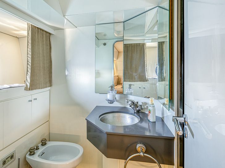 DIAMS Astondoa 69 - VIP cabin 2 bathroom DIAMS Astondoa 69 - VIP cabin 2 bathroom