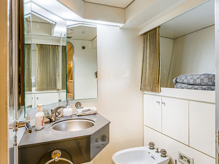 DIAMS Astondoa 69 - VIP cabin 1 bathroom DIAMS Astondoa 69 - VIP cabin 1 bathroom