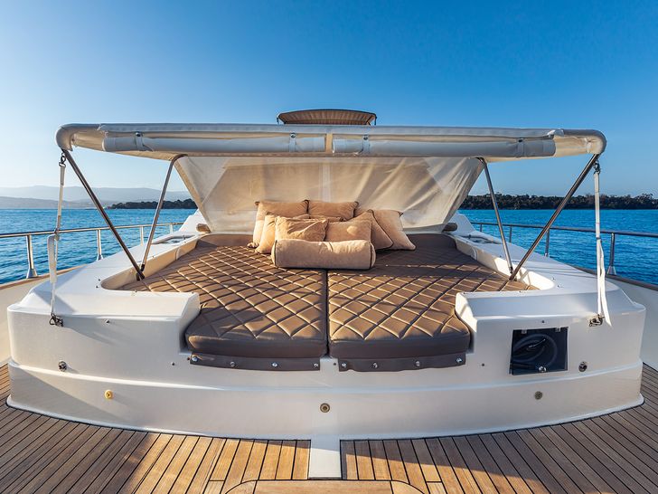 DIAMS Astondoa 69 - foredeck bronzing area covered DIAMS Astondoa 69 - foredeck bronzing area covered